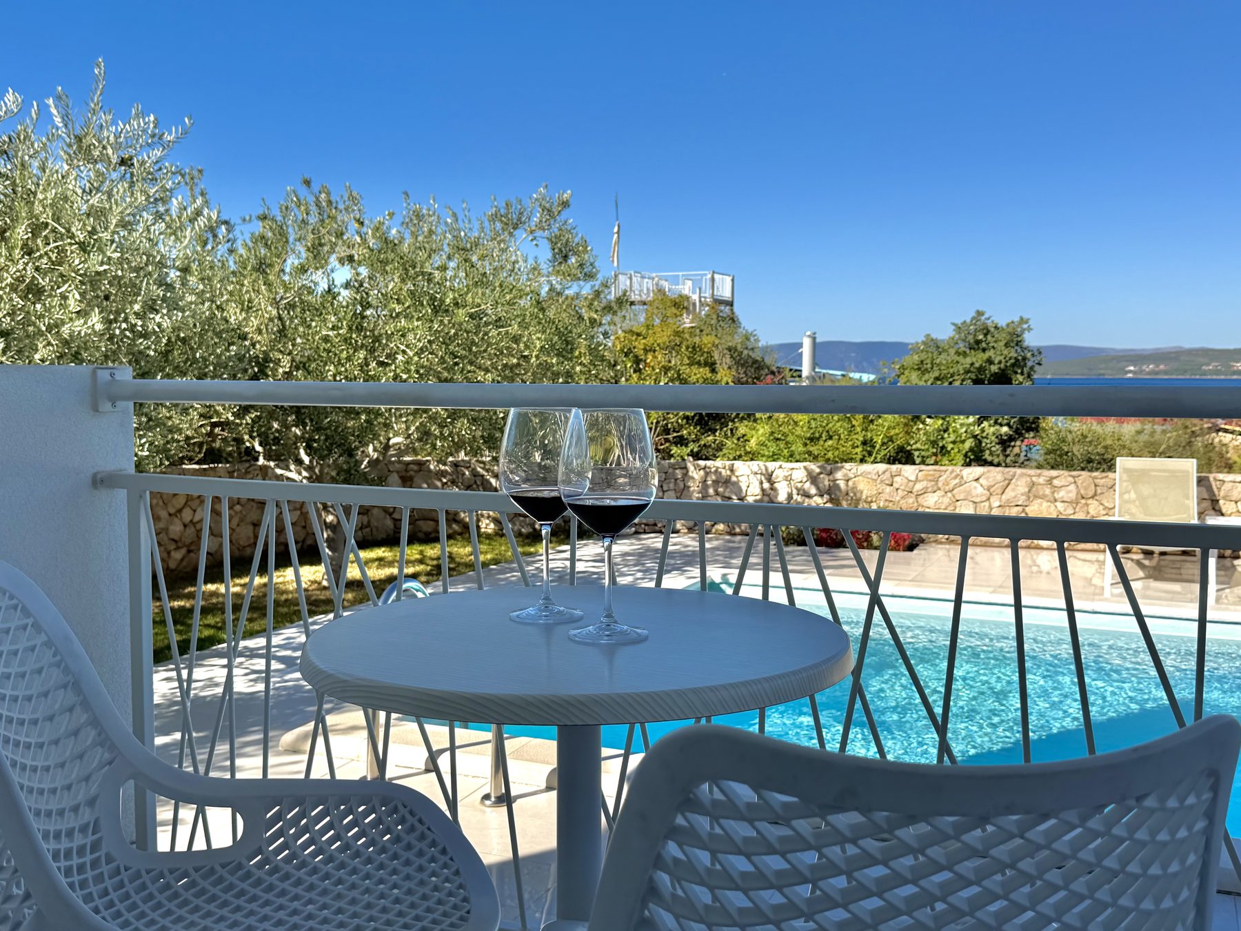 Pogled s balkona Apartment Blue na bazen i more