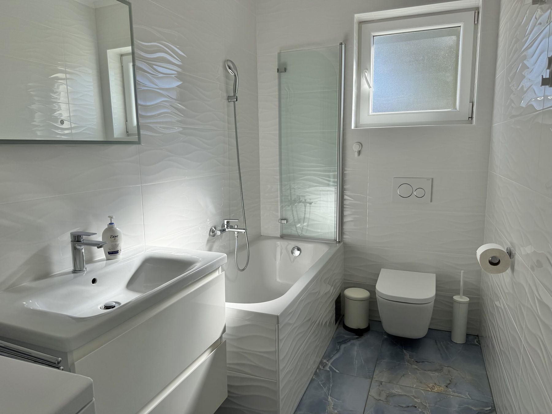 Kupaonica Apartment Blue s kadom i tušem