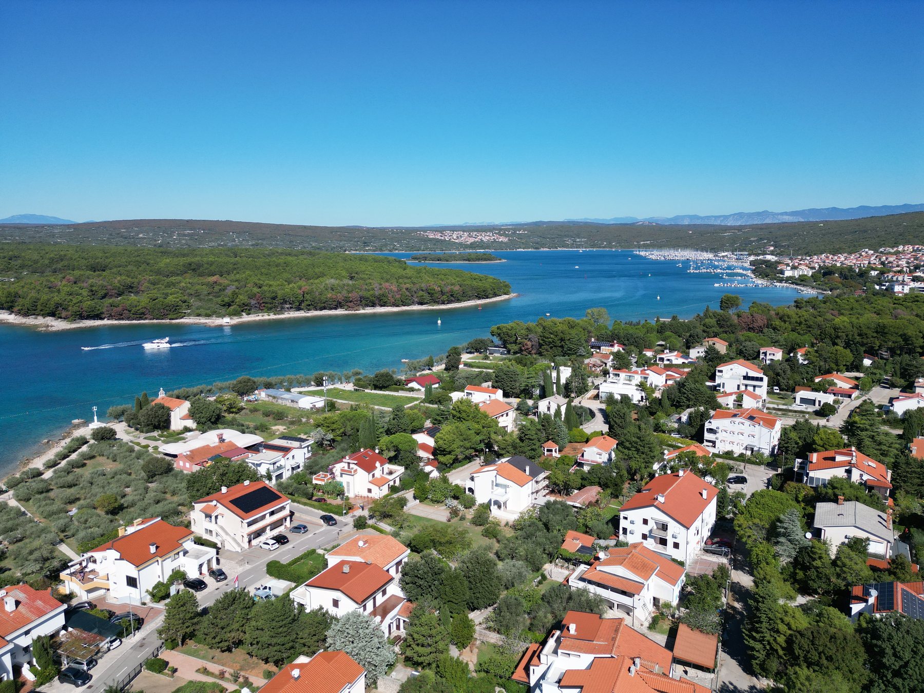 Pogled iz zraka na uvalu Punta i marinu