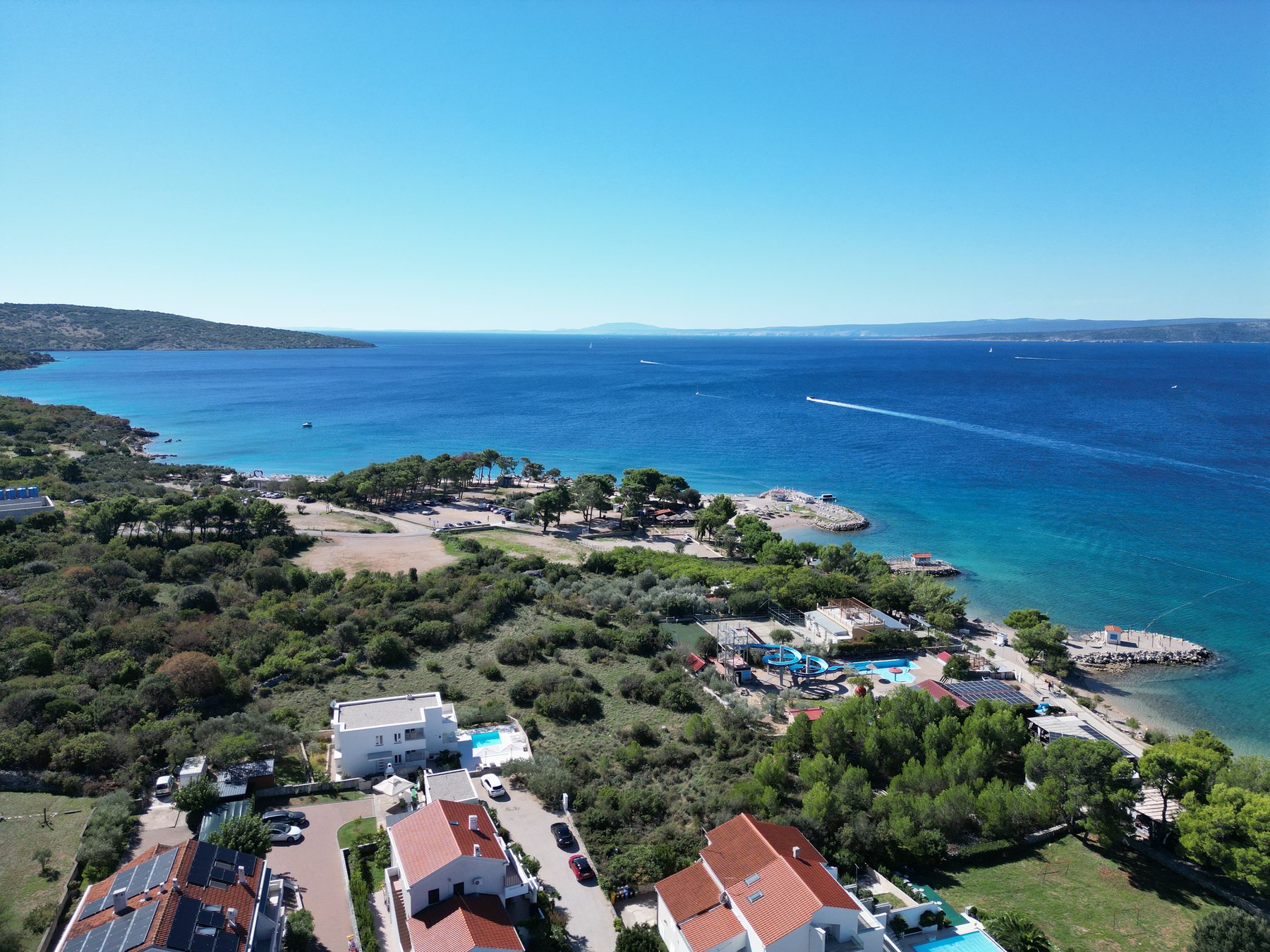 Pogled na obalu, plažu i okolne kuće u Puntu